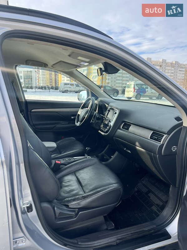 Внедорожник / Кроссовер Mitsubishi Outlander 2013 в Львове