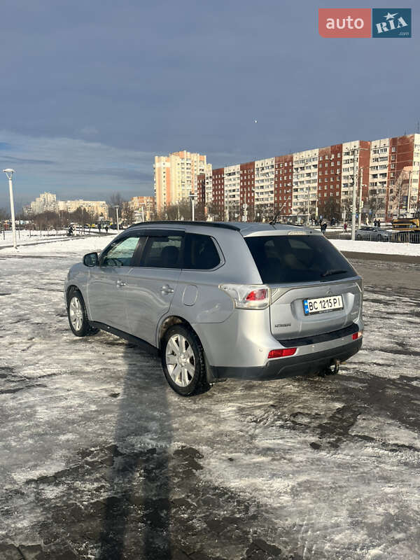 Внедорожник / Кроссовер Mitsubishi Outlander 2013 в Львове