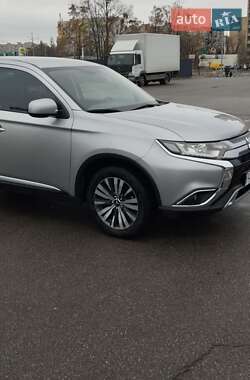 Внедорожник / Кроссовер Mitsubishi Outlander 2019 в 
