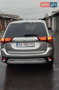 Внедорожник / Кроссовер Mitsubishi Outlander 2019 в 