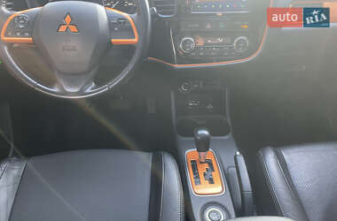 Позашляховик / Кросовер Mitsubishi Outlander 2013 в 