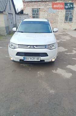 Внедорожник / Кроссовер Mitsubishi Outlander 2013 в 