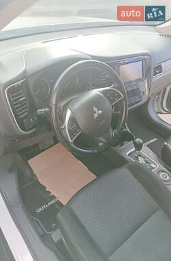 Внедорожник / Кроссовер Mitsubishi Outlander 2013 в 