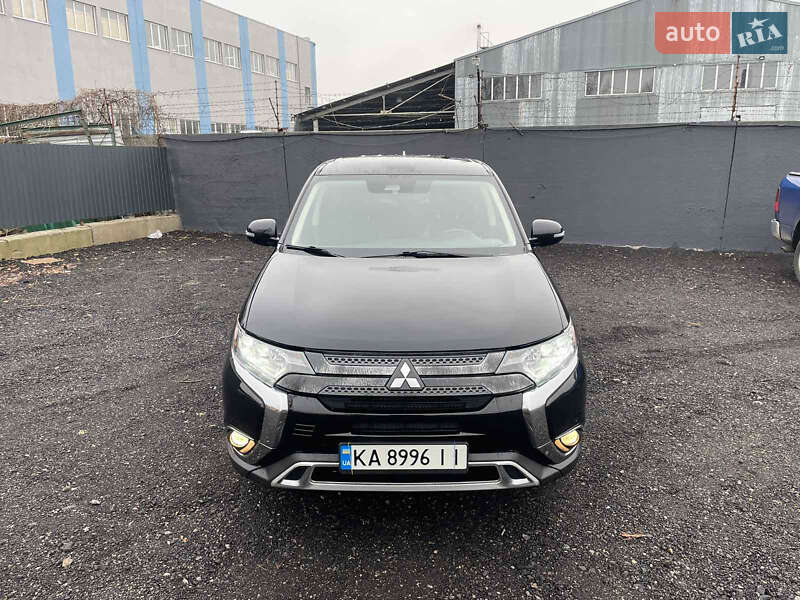 Внедорожник / Кроссовер Mitsubishi Outlander 2020 в 