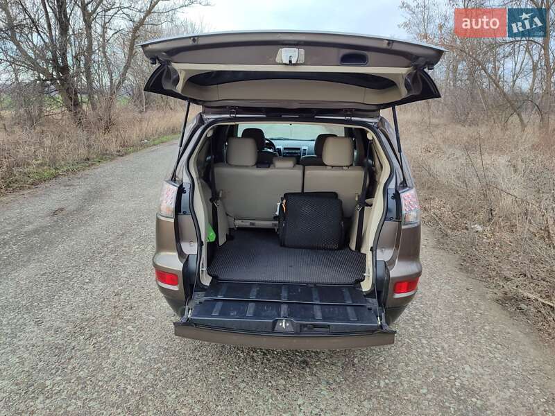 Внедорожник / Кроссовер Mitsubishi Outlander 2011 в Новомосковске