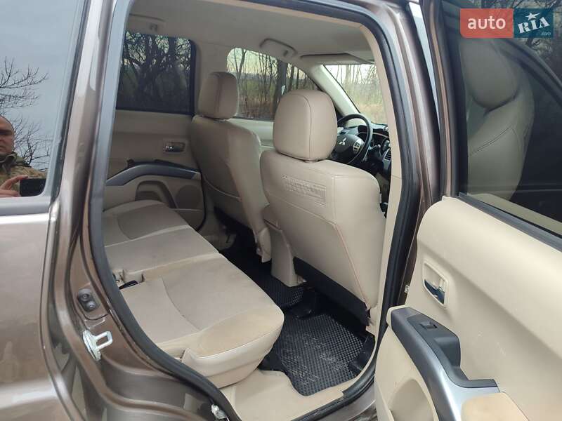 Внедорожник / Кроссовер Mitsubishi Outlander 2011 в Новомосковске