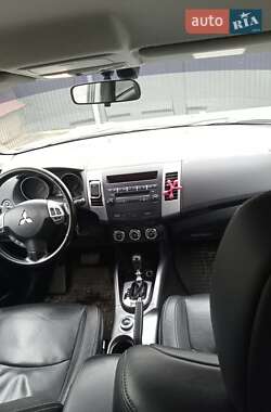 Внедорожник / Кроссовер Mitsubishi Outlander 2011 в 