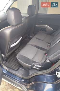 Внедорожник / Кроссовер Mitsubishi Outlander 2011 в 