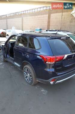 Внедорожник / Кроссовер Mitsubishi Outlander 2016 в 