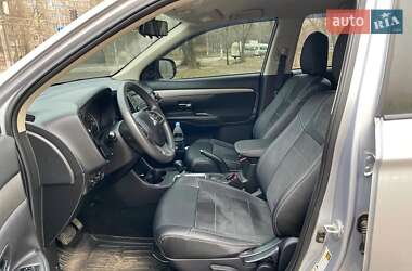 Внедорожник / Кроссовер Mitsubishi Outlander 2013 в 