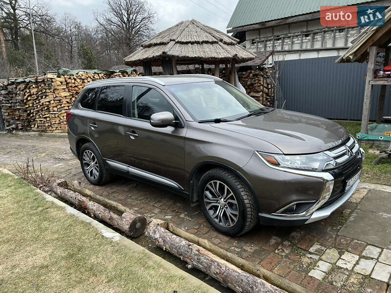 Позашляховик / Кросовер Mitsubishi Outlander 2017 в Луцьку