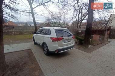 Внедорожник / Кроссовер Mitsubishi Outlander 2016 в 