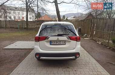 Внедорожник / Кроссовер Mitsubishi Outlander 2016 в 