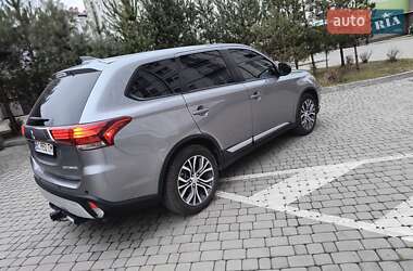 Внедорожник / Кроссовер Mitsubishi Outlander 2017 в 