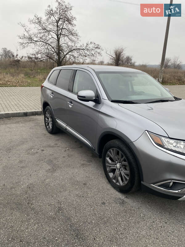 Внедорожник / Кроссовер Mitsubishi Outlander 2018 в Запорожье