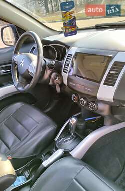 Внедорожник / Кроссовер Mitsubishi Outlander 2012 в 