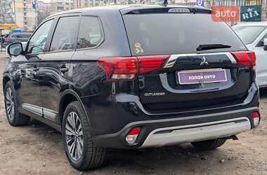 Внедорожник / Кроссовер Mitsubishi Outlander 2020 в Киеве