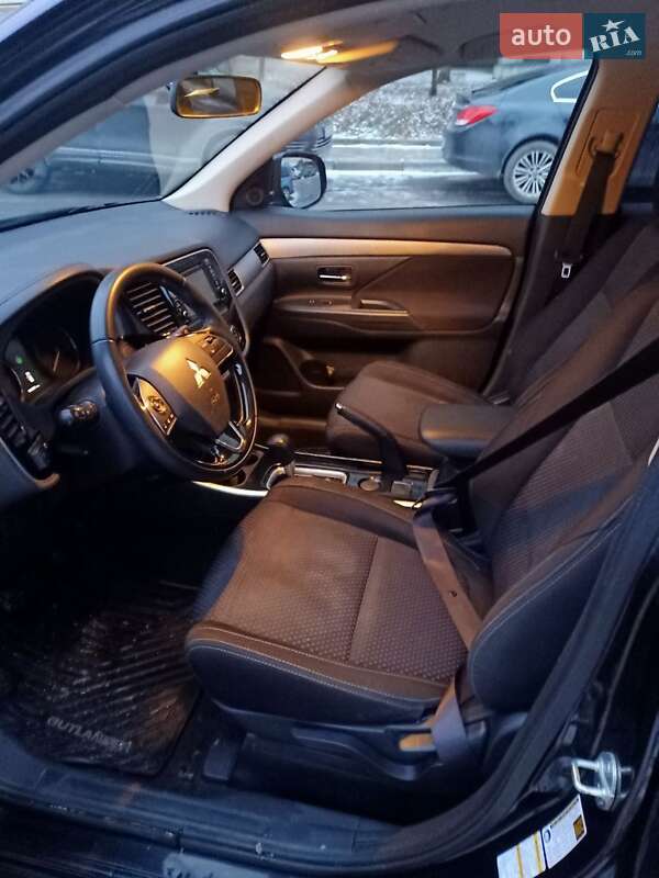 Позашляховик / Кросовер Mitsubishi Outlander 2017 в Тернополі фото 8 Позашляховик / Кросовер Mitsubishi Outlander 2017 в Тернополі