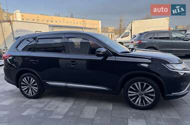 Позашляховик / Кросовер Mitsubishi Outlander 2021 в Києві