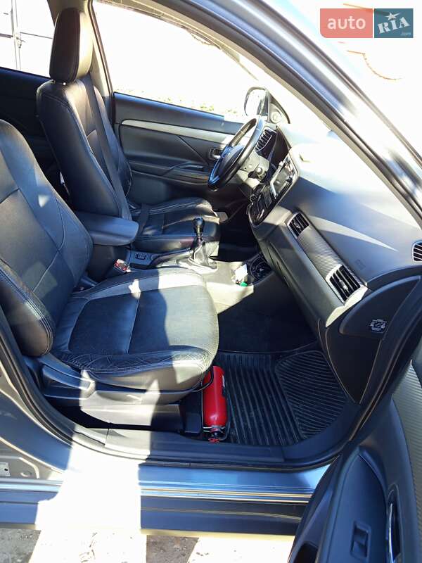 Внедорожник / Кроссовер Mitsubishi Outlander 2012 в Ивано-Франковске