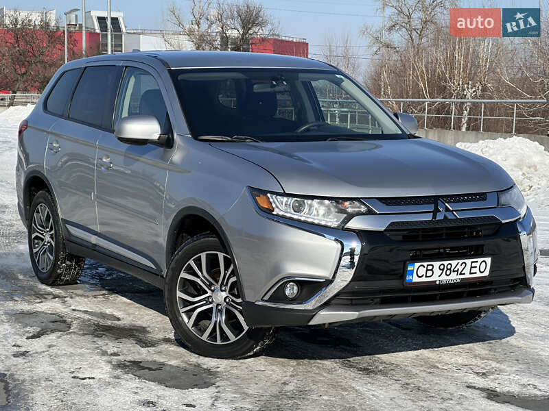 Позашляховик / Кросовер Mitsubishi Outlander 2017 в Києві