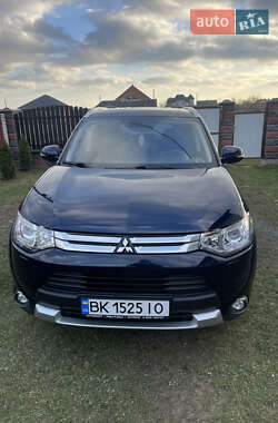Внедорожник / Кроссовер Mitsubishi Outlander 2015 в 
