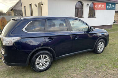 Внедорожник / Кроссовер Mitsubishi Outlander 2015 в 