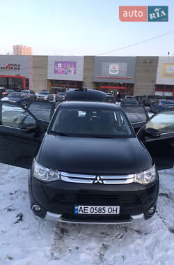 Внедорожник / Кроссовер Mitsubishi Outlander 2014 в 