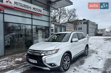 Внедорожник / Кроссовер Mitsubishi Outlander 2015 в 