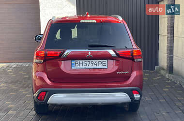 Внедорожник / Кроссовер Mitsubishi Outlander 2018 в 
