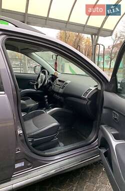 Позашляховик / Кросовер Mitsubishi Outlander 2011 в 