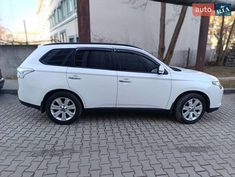 Позашляховик / Кросовер Mitsubishi Outlander 2013 в Чернівцях