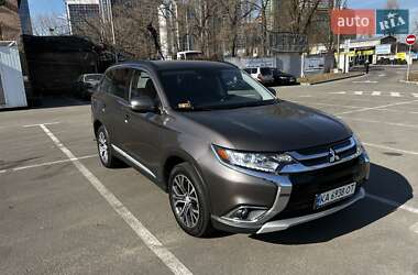 Позашляховик / Кросовер Mitsubishi Outlander 2015 в Києві