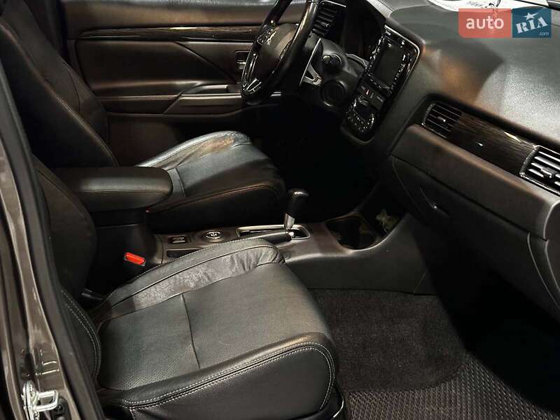 Внедорожник / Кроссовер Mitsubishi Outlander 2015 в Одессе