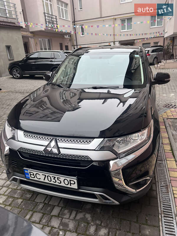 Позашляховик / Кросовер Mitsubishi Outlander 2019 в 