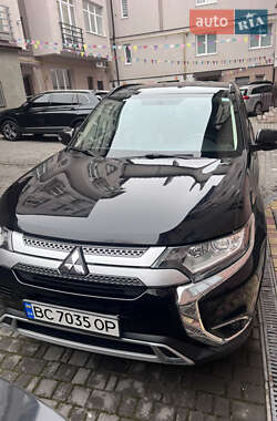 Позашляховик / Кросовер Mitsubishi Outlander 2019 в 