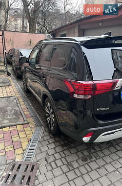 Позашляховик / Кросовер Mitsubishi Outlander 2019 в 
