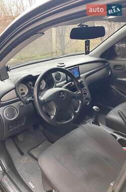 Внедорожник / Кроссовер Mitsubishi Outlander 2003 в 