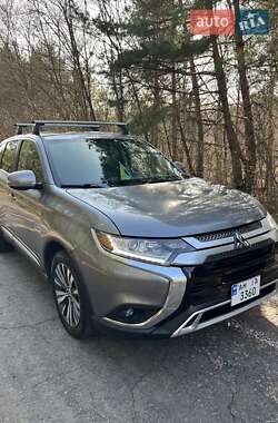 Позашляховик / Кросовер Mitsubishi Outlander 2018 в Києві