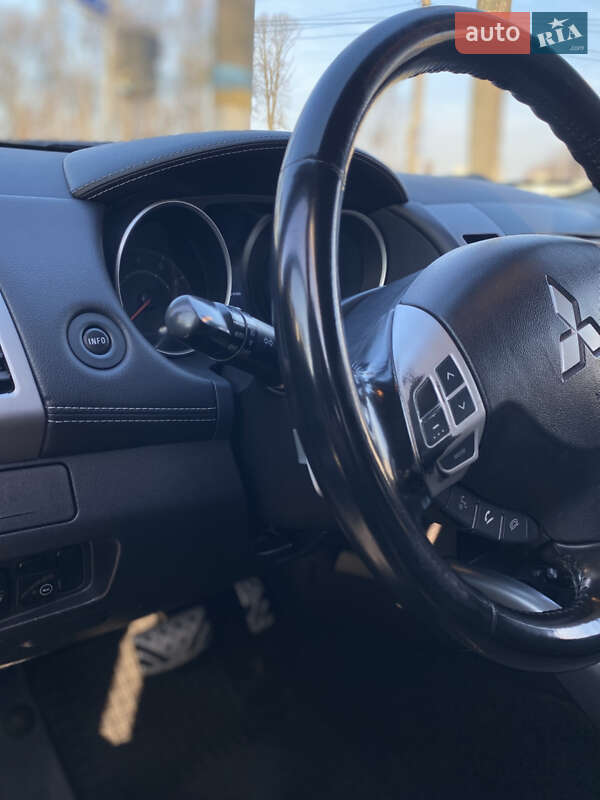 Позашляховик / Кросовер Mitsubishi Outlander 2010 в Житомирі