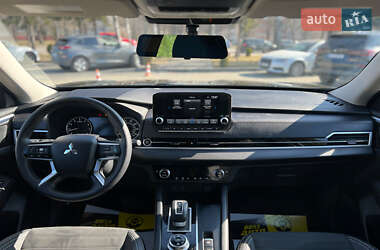 Внедорожник / Кроссовер Mitsubishi Outlander 2022 в 