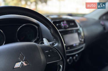 Внедорожник / Кроссовер Mitsubishi Outlander 2016 в 