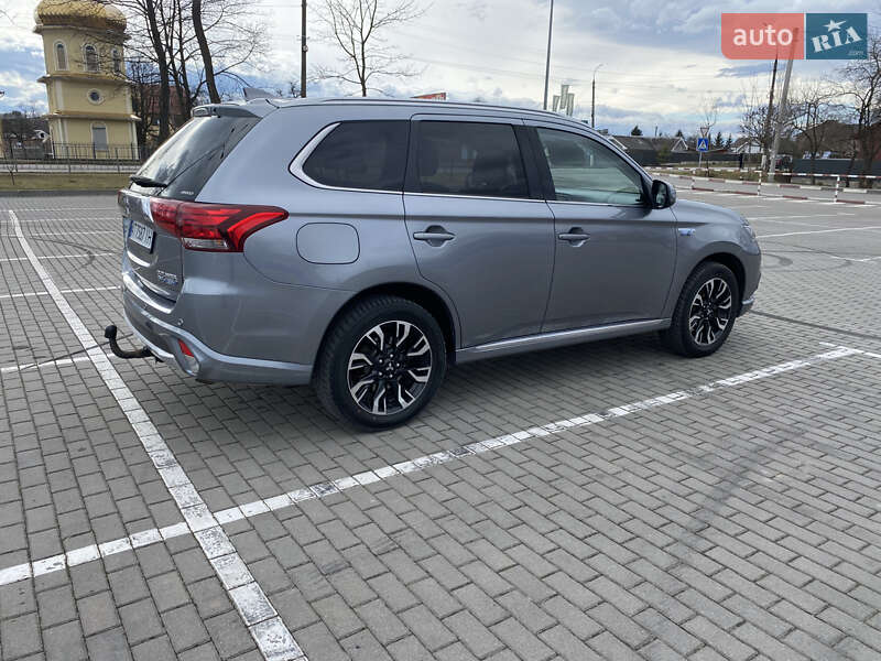 Позашляховик / Кросовер Mitsubishi Outlander 2016 в Коломиї
