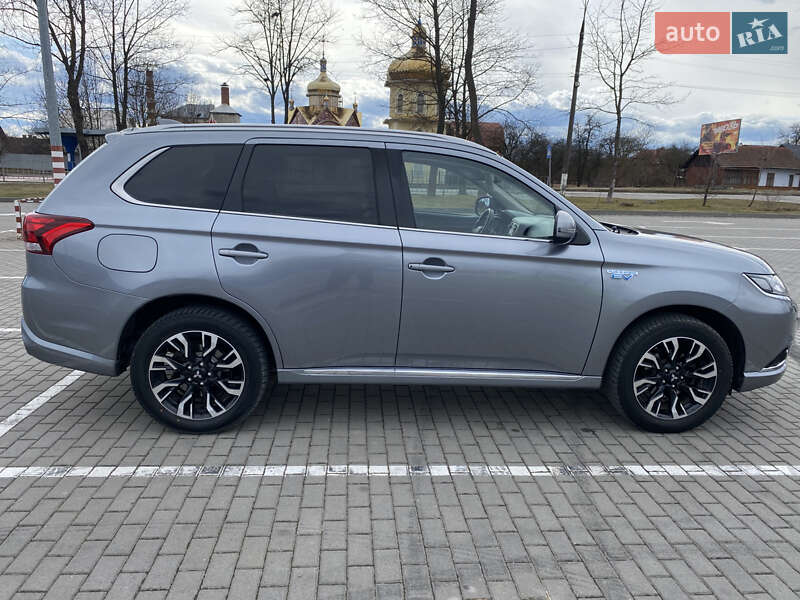 Позашляховик / Кросовер Mitsubishi Outlander 2016 в Коломиї