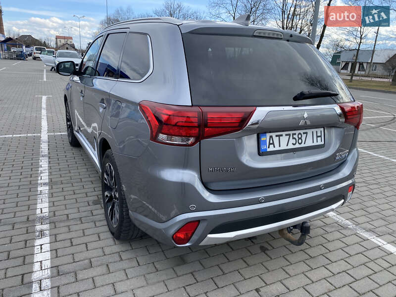 Позашляховик / Кросовер Mitsubishi Outlander 2016 в Коломиї