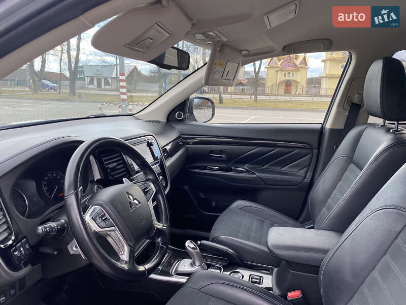 Позашляховик / Кросовер Mitsubishi Outlander 2016 в Коломиї