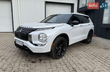 Внедорожник / Кроссовер Mitsubishi Outlander 2022 в 