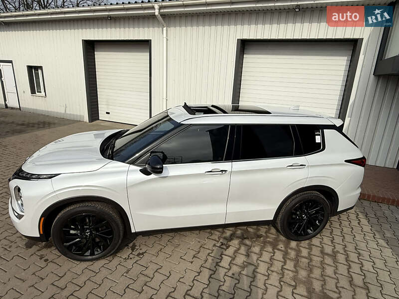 Позашляховик / Кросовер Mitsubishi Outlander 2022 в Києві