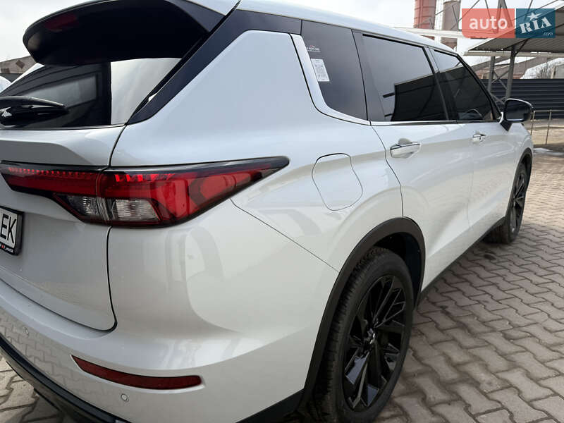 Позашляховик / Кросовер Mitsubishi Outlander 2022 в Києві
