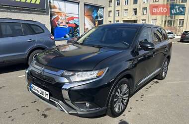 Позашляховик / Кросовер Mitsubishi Outlander 2019 в Києві